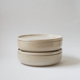 Miska 22 cm z pokrywką/talerzem Malwa - piasek i plamki - 1000 ml