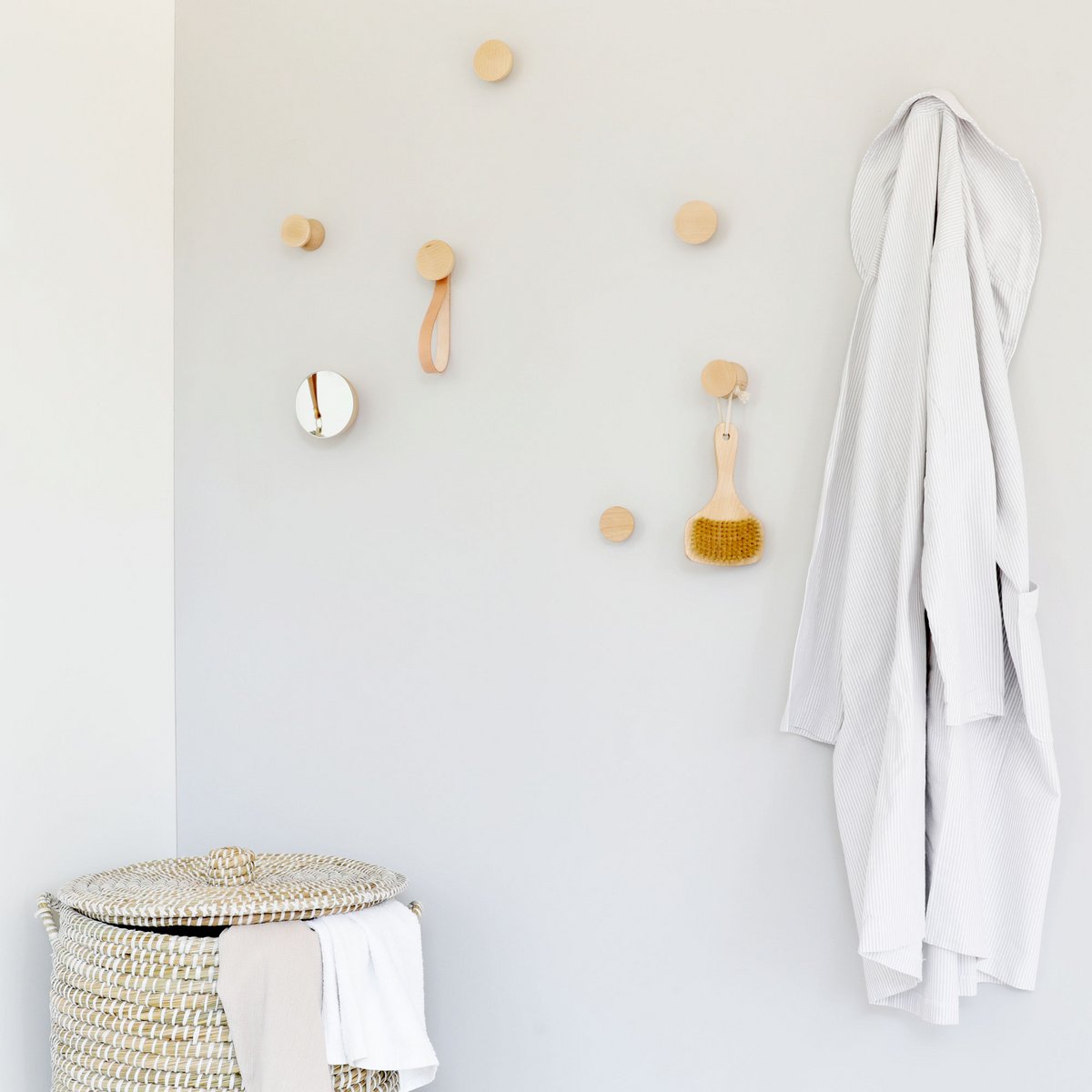 Crochet mural / cintre rond en bois de hêtre avec boucle en cuir