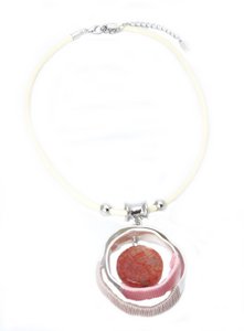 Design collier met licht beige veter en zilver kleurige decoratie