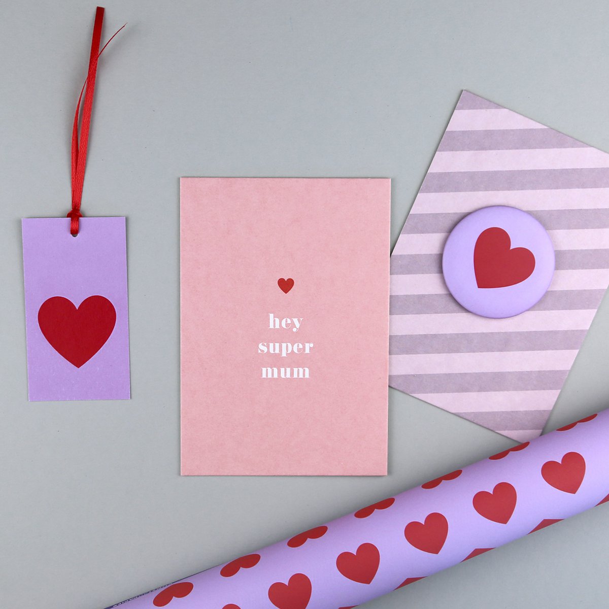 Zet de magneet met ansichtkaart Tessa Mum + Herz