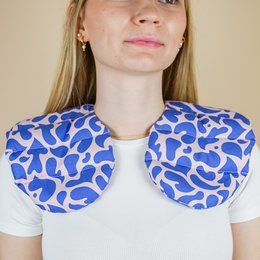 Almohadas desnudas llenas de azul rosa biológica