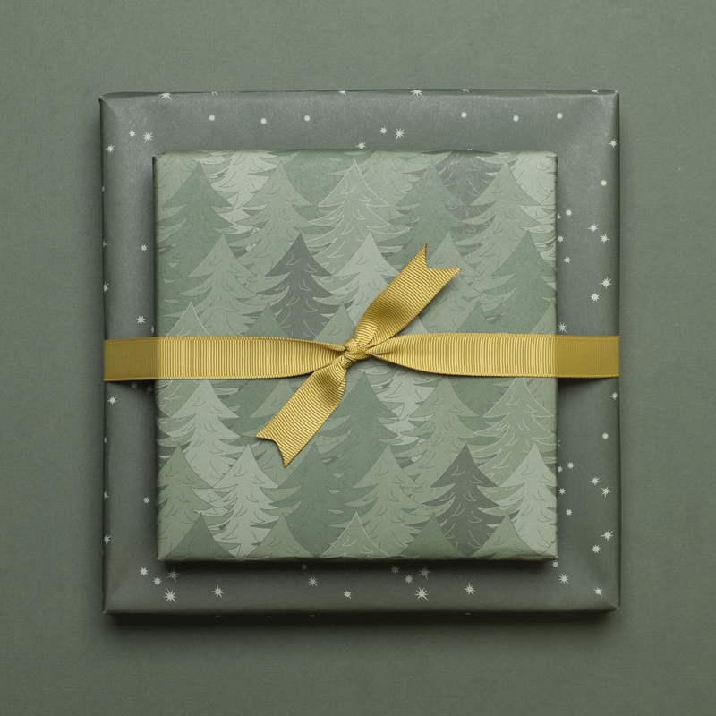 Carta da regalo natalizia sostenibile verde, carta da regalo Alberi di Natale e stelle - carta da regalo fronte-retro realizzata con carta riciclata al 100%.