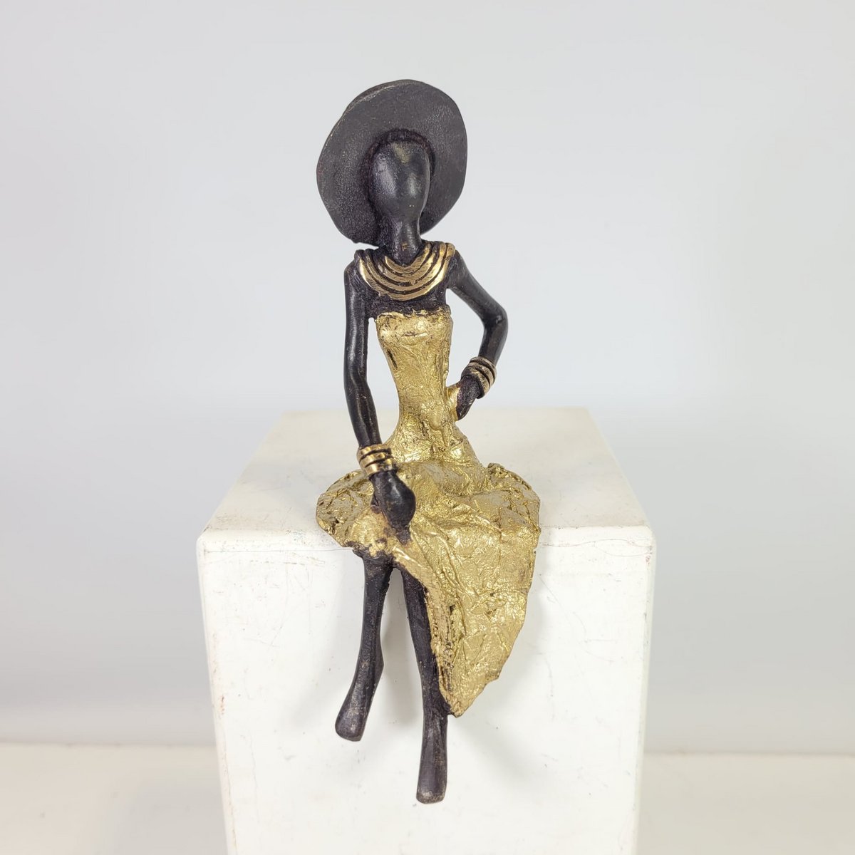 Bronze-Skulptur "Femme assise avec chapeau" by Soré | verschiedene Größen und Farben