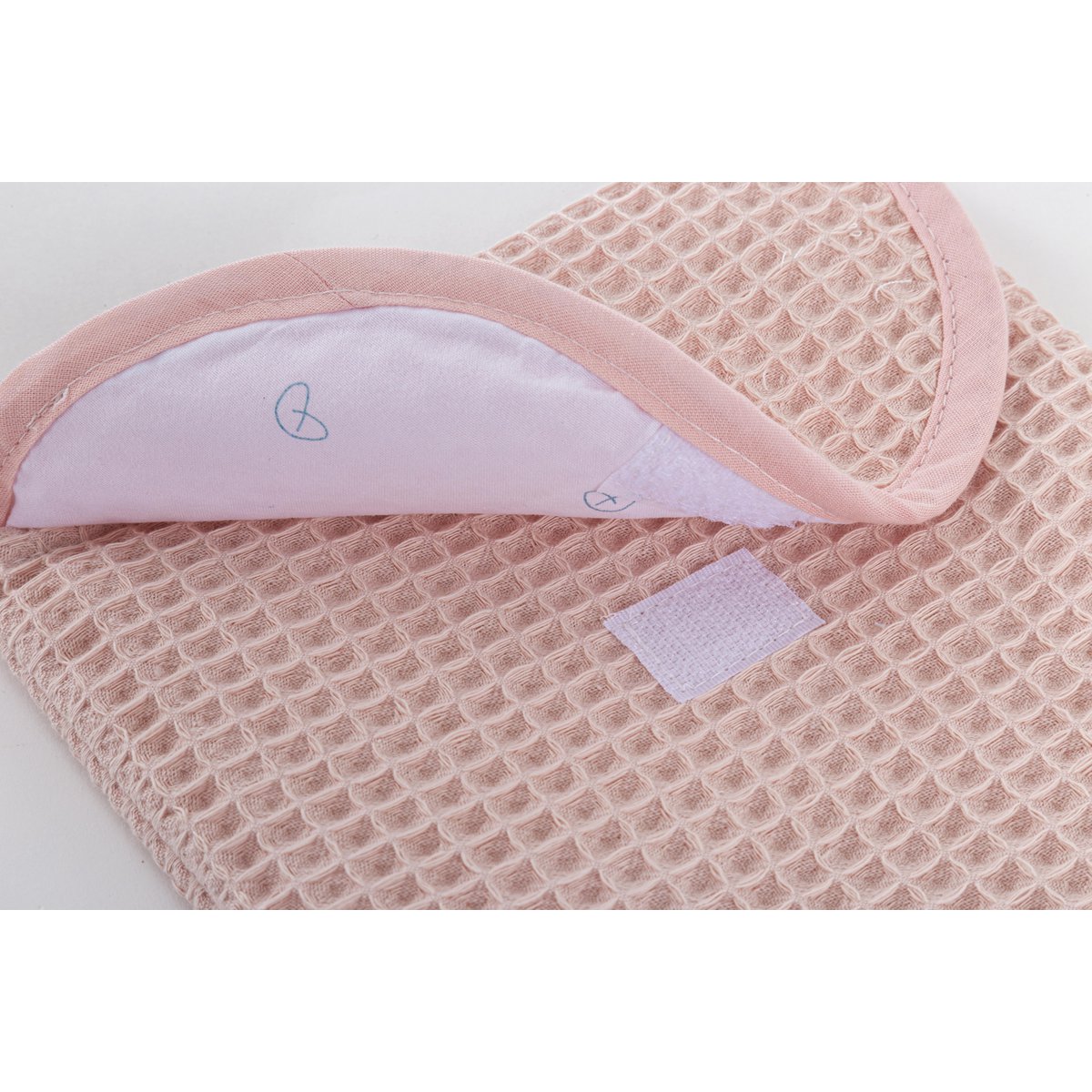 Diaper and baby wipes organizer bag, 100% cotton embossed fabric, quick velcro closure, practical and elegant.