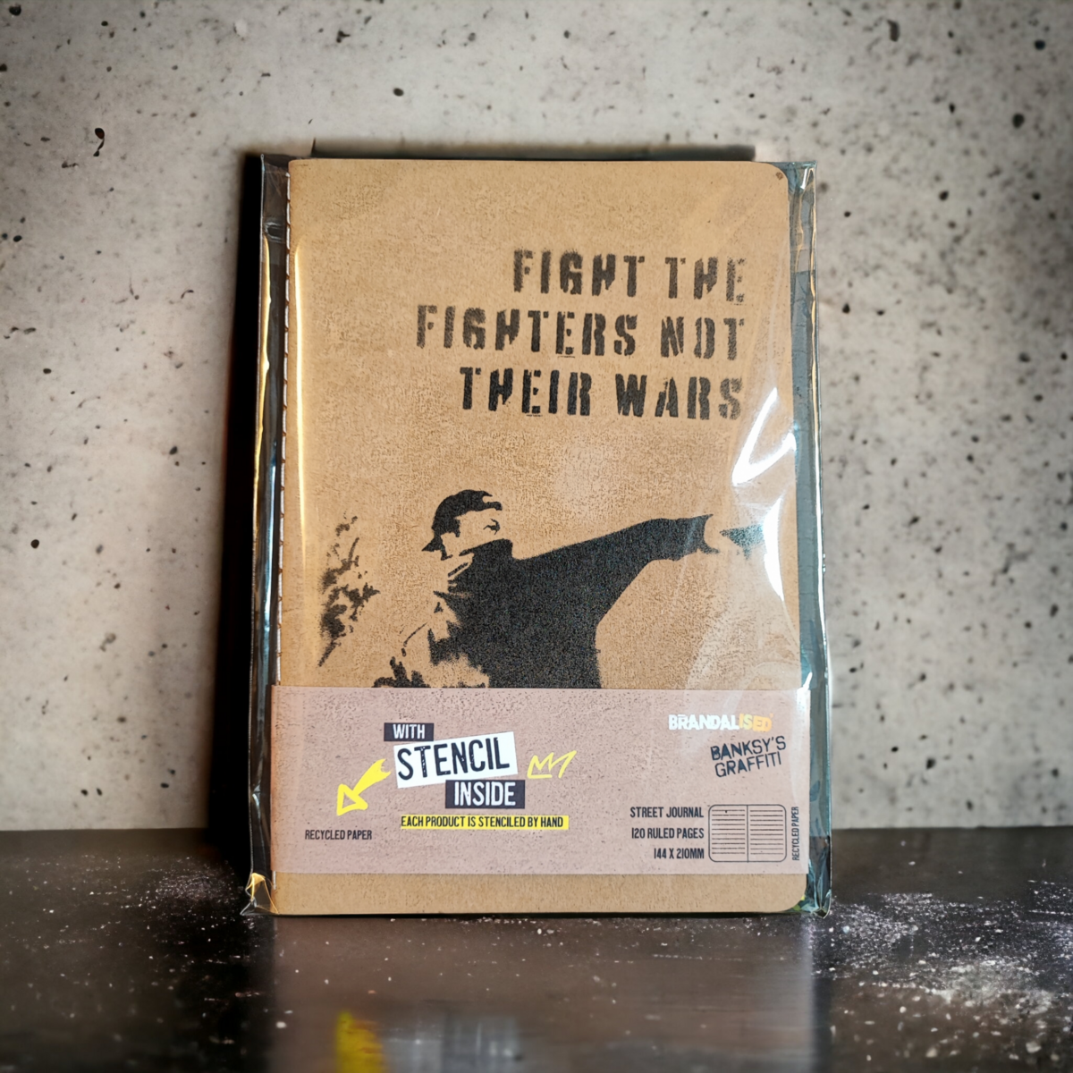 Banksy A5 Street Journal + stencil - Vecht tegen de strijders