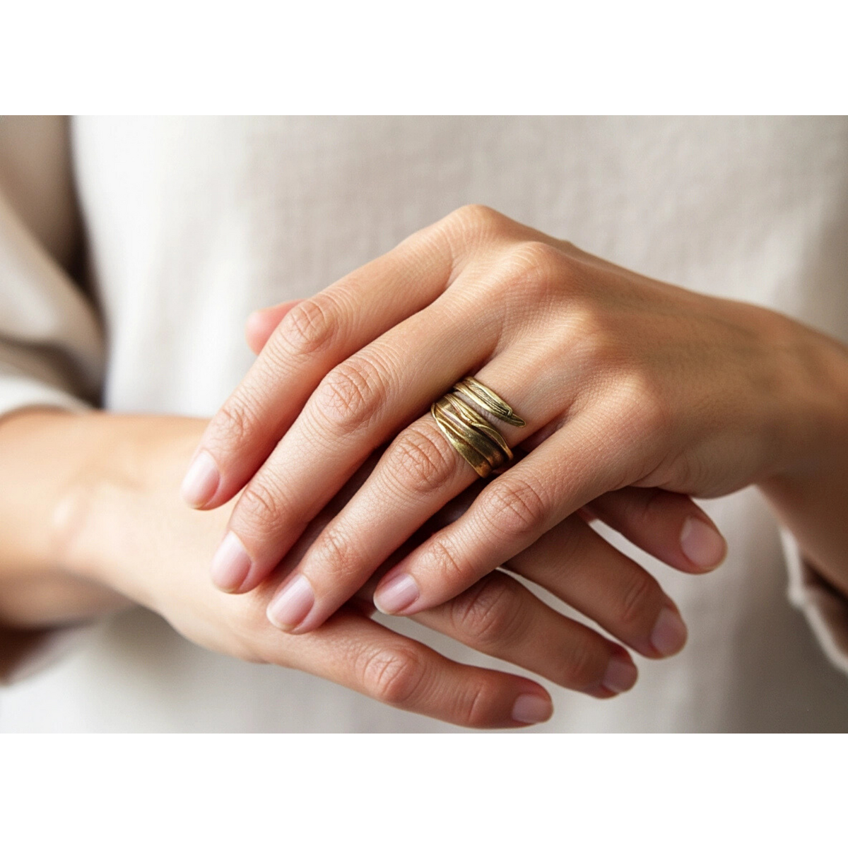 Verstellbarer Ring aus patinierter Bronze – organisch skulptural