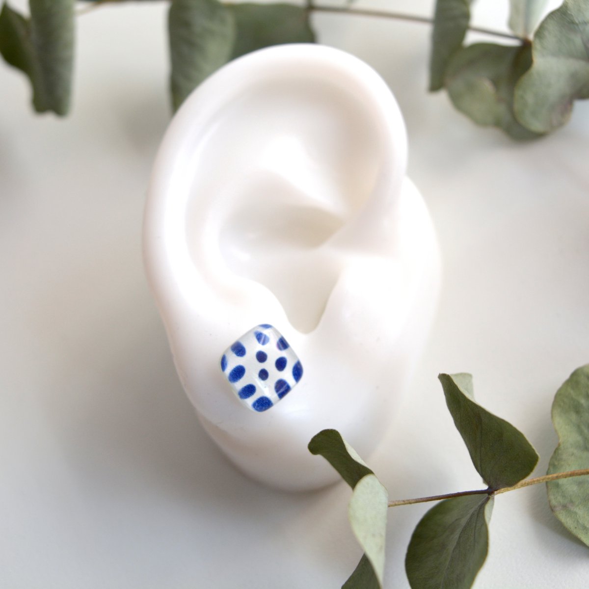 Kleine kobaltblauwe Polka Dot-oorbellen met sterlingzilveren paaltjes