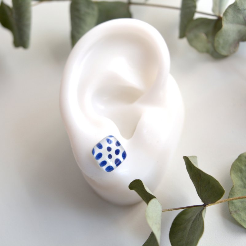 Små koboltblå Polka Dot øreringe med pæle i sterlingsølv