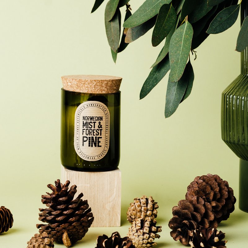 Świeca z wosku sojowego Norwegian Mist & Forest Pine - zielone szkło