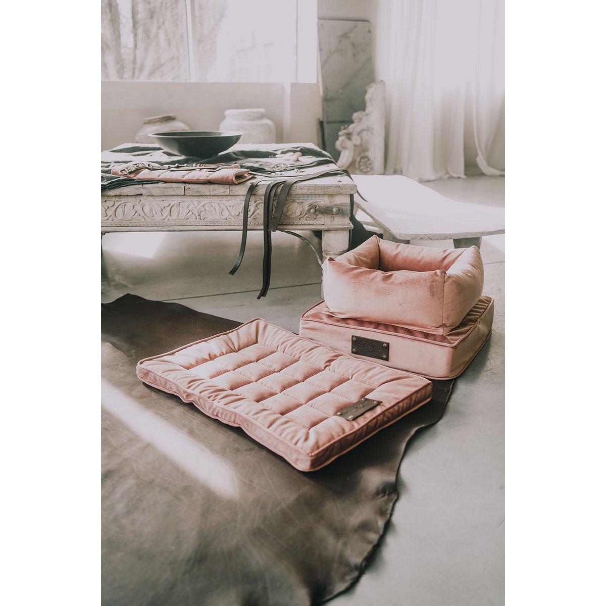 Lair "Nero" para un perro y un gato de la marca de cachorro esponjosa, color rosa sucio, material de terciopelo, hecho a mano!
