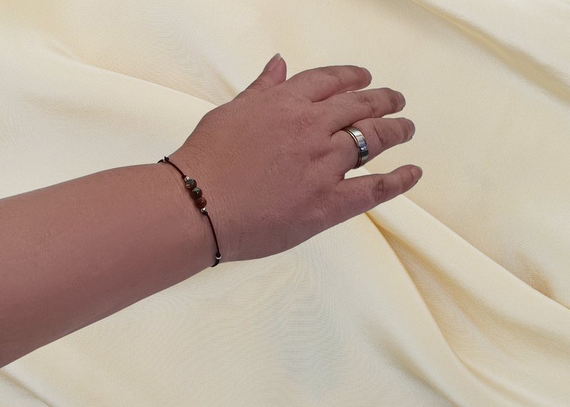 Bracciale con pietre preziose a flusso d'oro