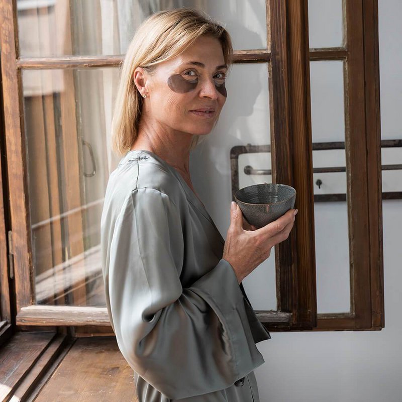 Black Hydrogel Eye Patches with Ginseng