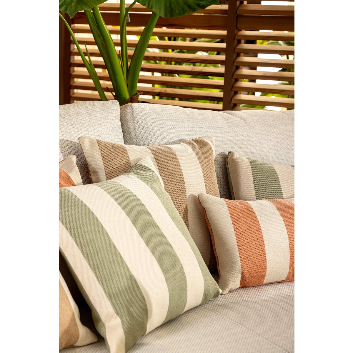 Dutch Decor CYRUS - Outdoor cushion 45x45 cm - Swamp - Green