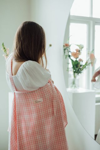 Ziehen Sie das Stillcover aus, rosa kariert