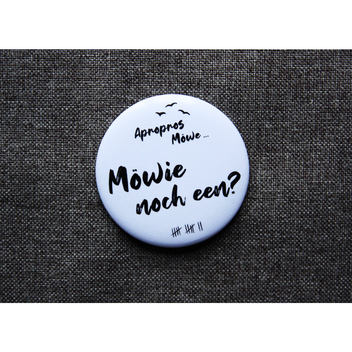 Bottle opener (magnetic) "Möwie noch een?", Ø5.6cm / Low German