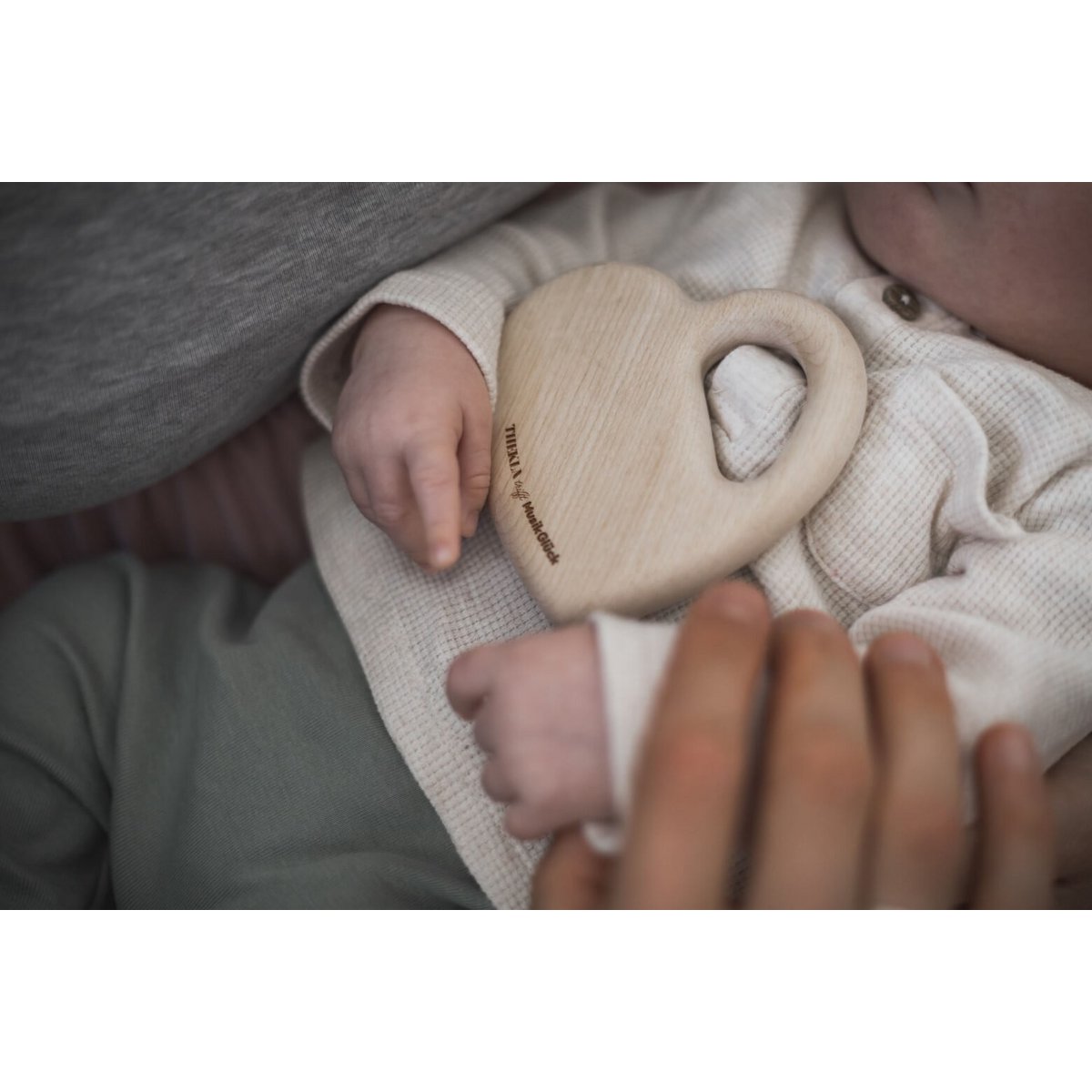 Juguete de agarre con sonajero para bebés “cerca del corazón” | sonajero de madera | Juguetes para bebés hechos con madera regional | sonajero bebe | Juguete sonoro a partir de 1 año | 100% Hecho en Alemania