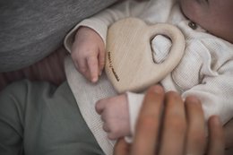 Juguete de agarre con sonajero para bebés “cerca del corazón” | sonajero de madera | Juguetes para bebés hechos con madera regional | sonajero bebe | Juguete sonoro a partir de 1 año | 100% Hecho en Alemania