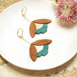 Ginkgo flower earrings made of brown and dark green leather with a leaf-like shape.