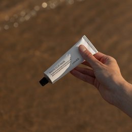 White Clay Mask Eine tiefenreinigende Gesichtsmaske mit erdigem Kaolin.