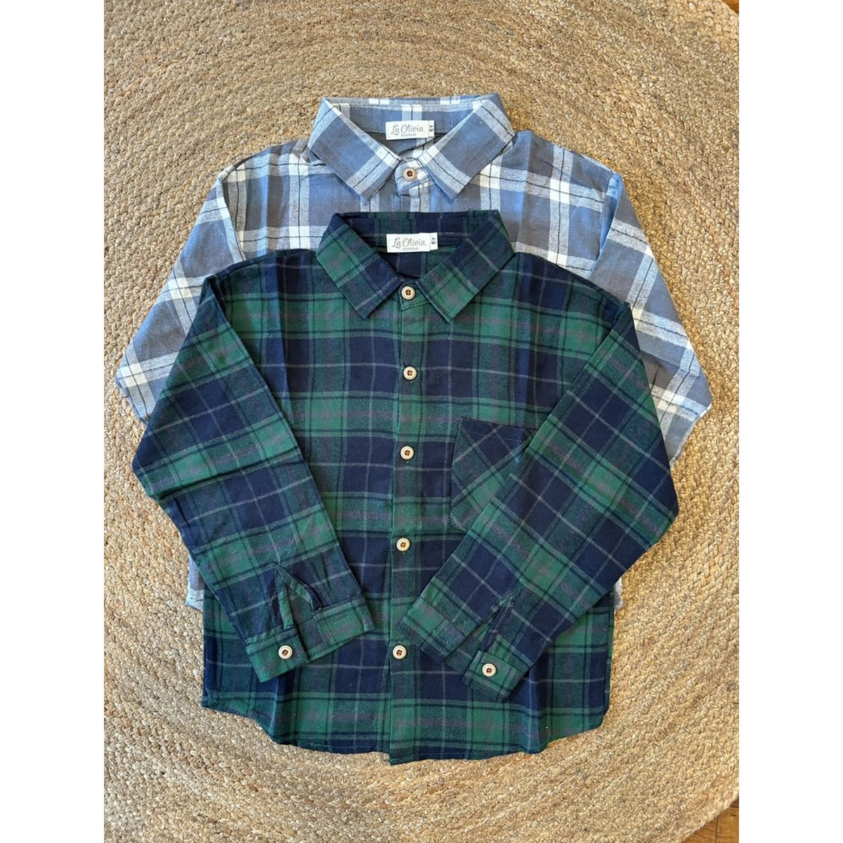 Ragazzo felice con la camicia