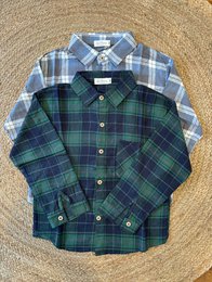 Garçon chemise heureux