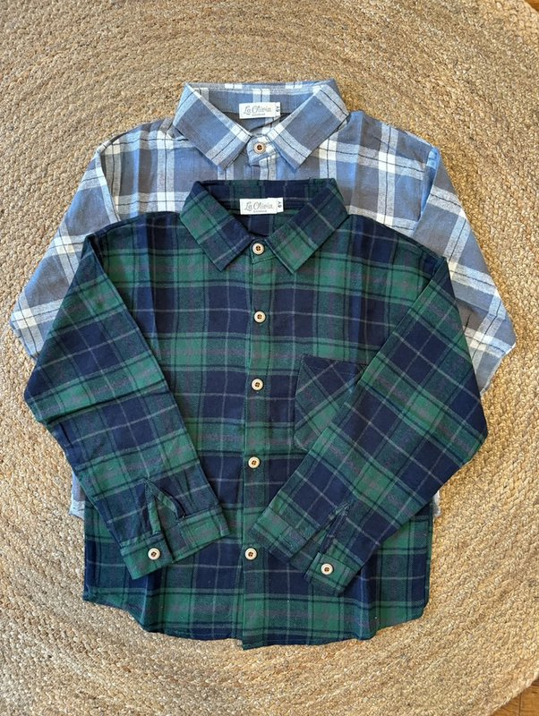Garçon chemise heureux