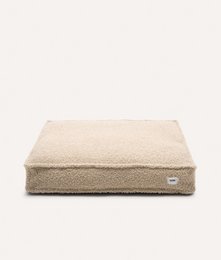 Hundeseng i beige fåreskind, Cuadra