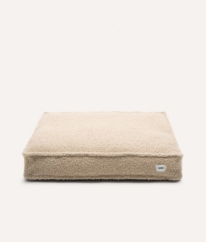 Hundeseng i beige fåreskind, Cuadra