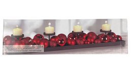 Kerzenständer mit Weihnachtsschmuck