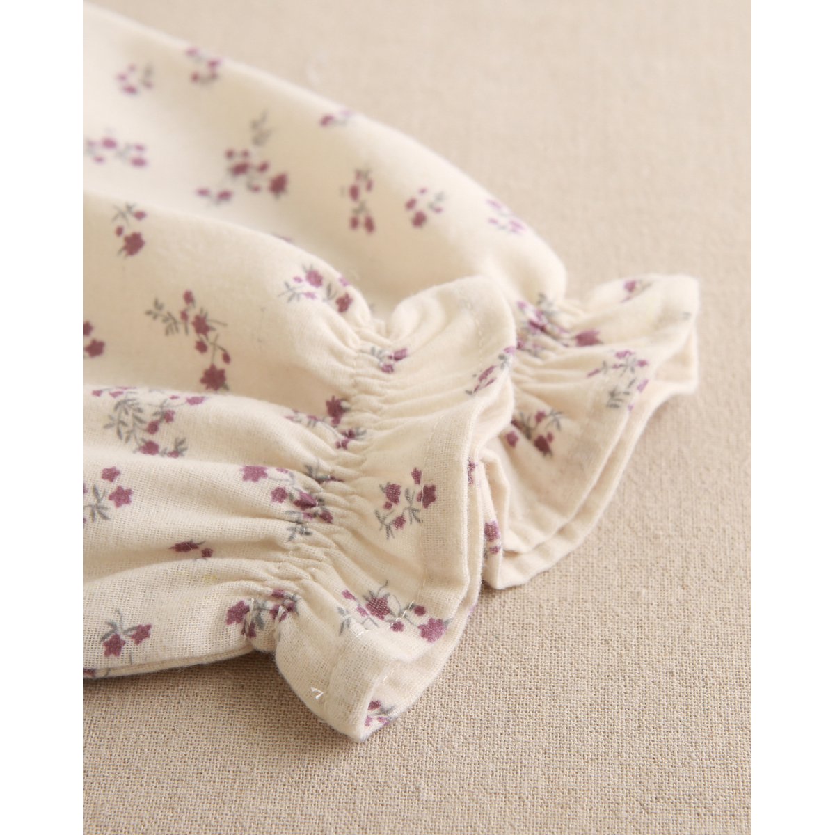 Beige girl's dress with ruffles and pink lace P77-11604131
