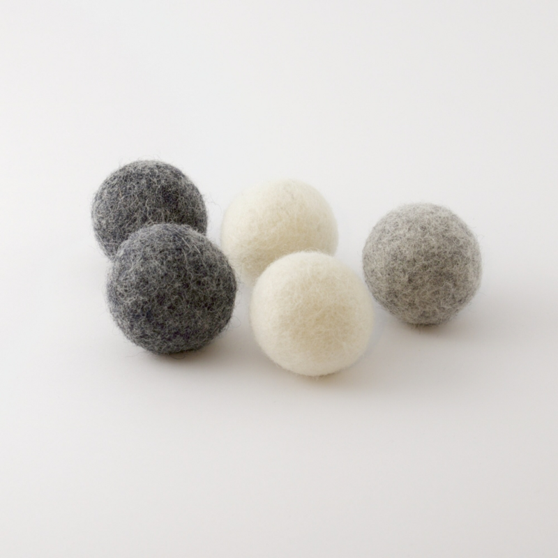 5 Wool balls for cats , the kitty toy set