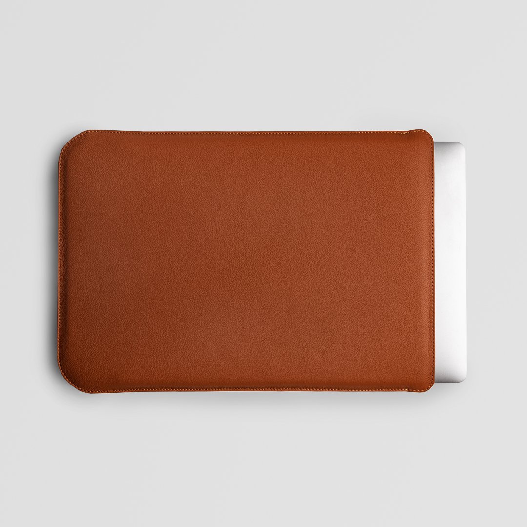 Minimalistische und moderne MacBook-Hülle aus braunem Leder (15 & 16 Zoll)