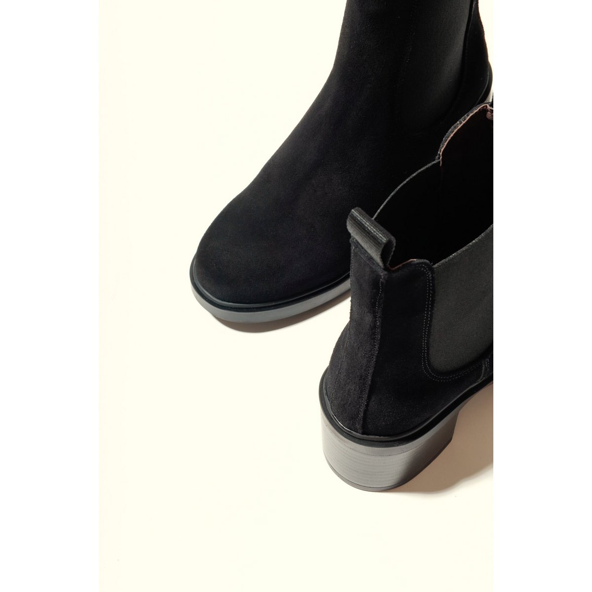 INMA BLACK – Stiefeletten mit elastischen Einsätzen und Blockabsatz