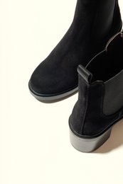 INMA BLACK – Stiefeletten mit elastischen Einsätzen und Blockabsatz