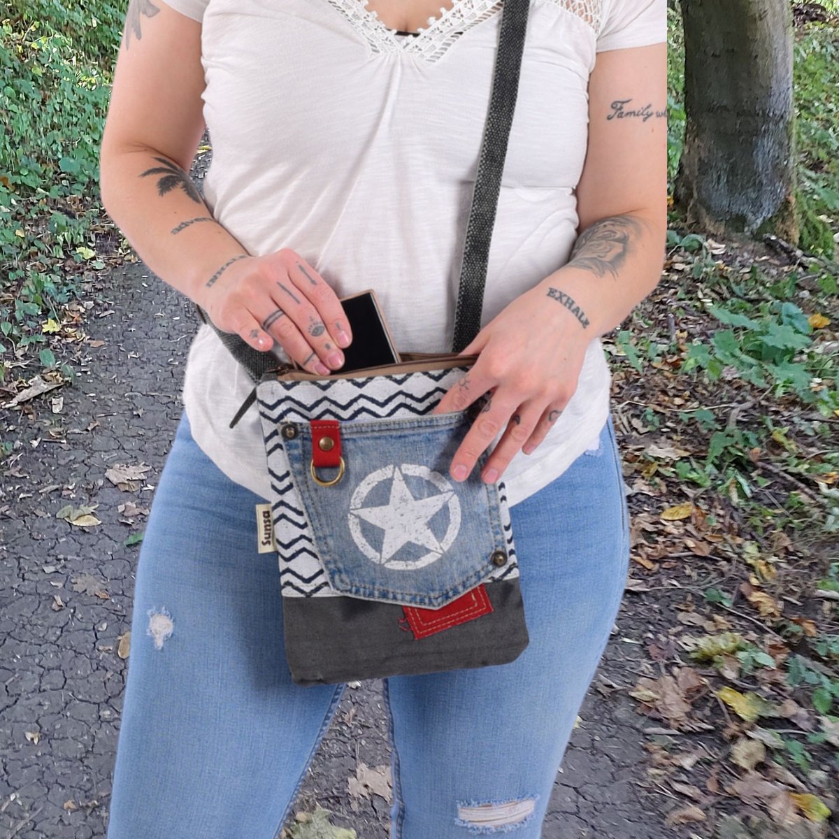 Mała, trwała torebka damska Sunsa. Wegańska torba na ramię wykonana z przetworzonych dżinsów i płótna. Torebka w stylu vintage retro. Damska torebka na ramię.
