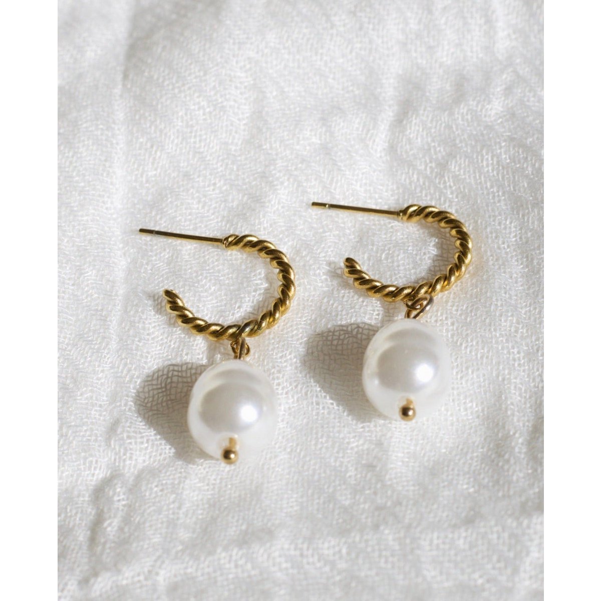 Frida - Croissant Pearl Hoops