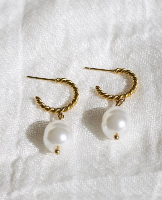 Frida - Croissant Pearl Hoops