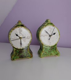Reloj de cerámica, reloj de mesa, reloj de estante, arte de decoración del hogar en color de pistacho popular