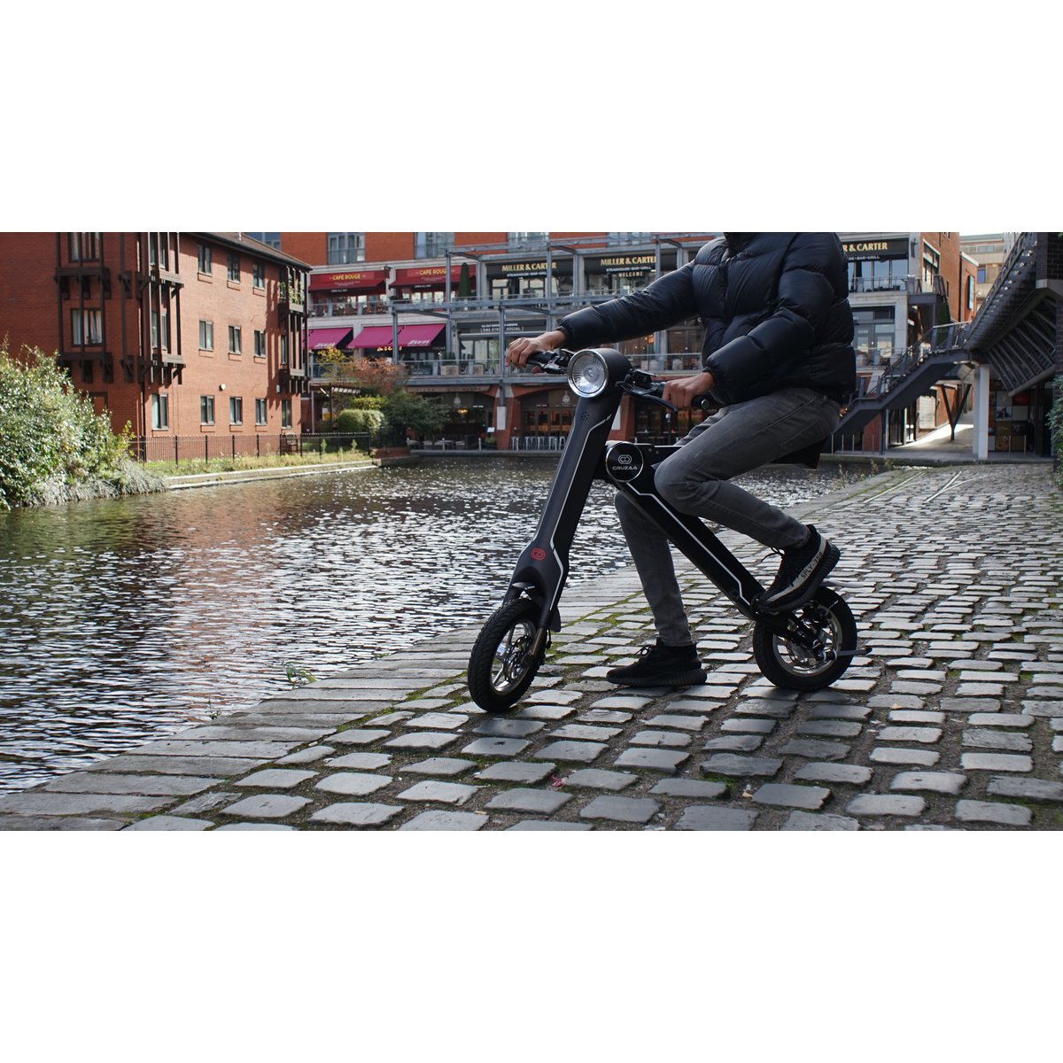 De officiële exclusieve Cruzaa E-Scooter Carbon Black