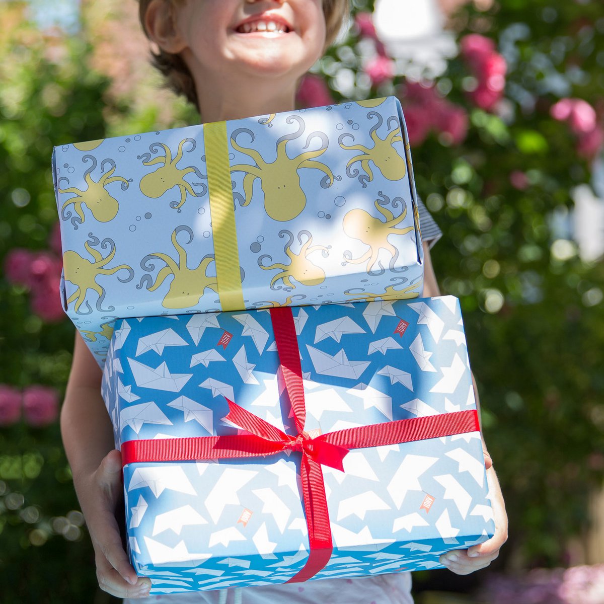 Blauw inpakpapier met papieren boten en strepen - lichtblauw inpakpapier met papieren bootpatroon, ideaal voor kinderverjaardag, doop, geboorte.