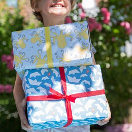 Blauw inpakpapier met papieren boten en strepen - lichtblauw inpakpapier met papieren bootpatroon, ideaal voor kinderverjaardag, doop, geboorte.