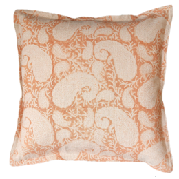 A decorative cushion with a paisley pattern in shades of orange and beige. The cushion has a medium size of 40 x 40 cm and belongs to the Cushions category.