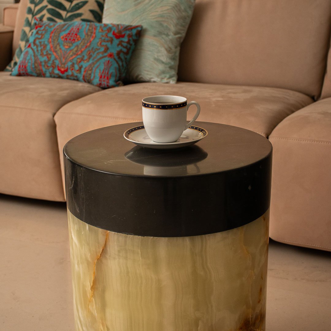 Mesa decorativa con tapa de mármol beige y ónix verde claro