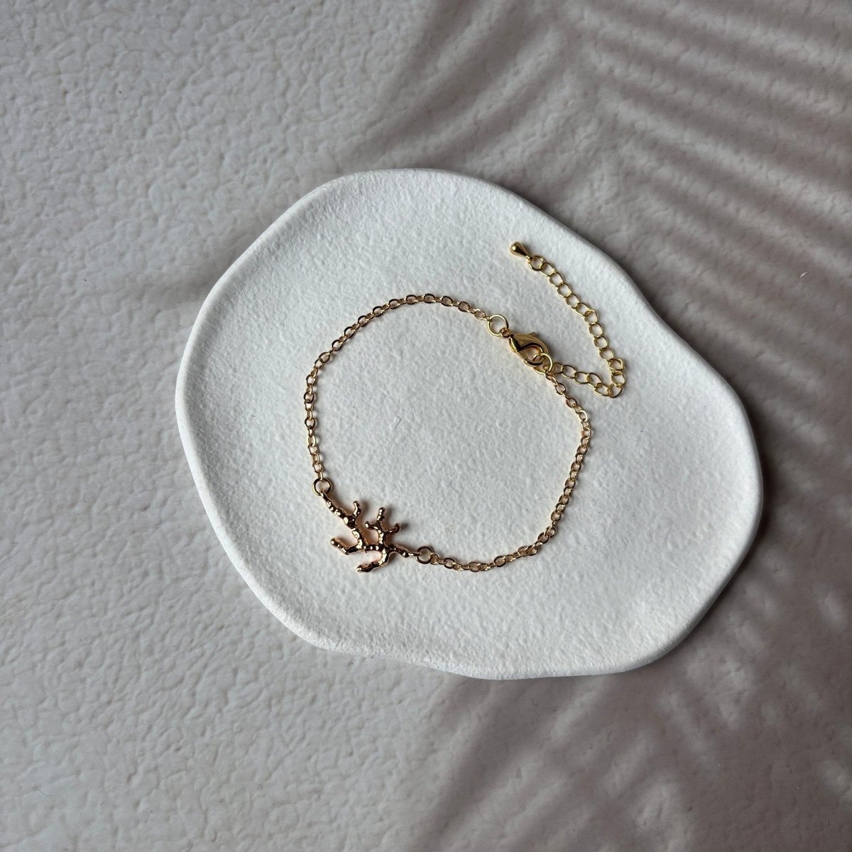 Corallina – Verstellbares goldenes Korallenarmband