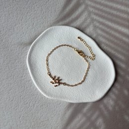 Corallina – Verstellbares goldenes Korallenarmband