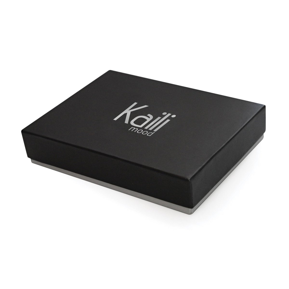 K10854XB | Portachiavi in Saffiano Vera Pelle. Colore Bordeaux. Anello per chiavi Nickel Lucido. Dimensioni totali: cm 5,5 x 9,5 x 0,5. Confezione: Gift Box rigido fondo/coperchio