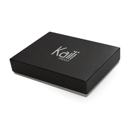 K10854XB | Portachiavi in Saffiano Vera Pelle. Colore Bordeaux. Anello per chiavi Nickel Lucido. Dimensioni totali: cm 5,5 x 9,5 x 0,5. Confezione: Gift Box rigido fondo/coperchio
