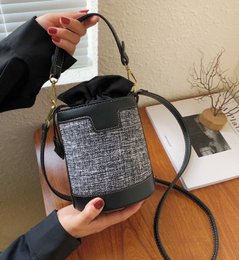AnBeck Small Bucket Crossbody-håndtaske (2 farvemuligheder)