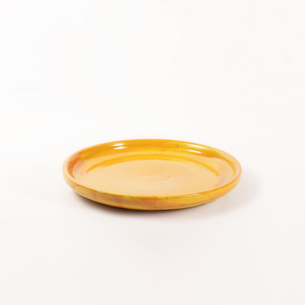 Platos de barro amarillos