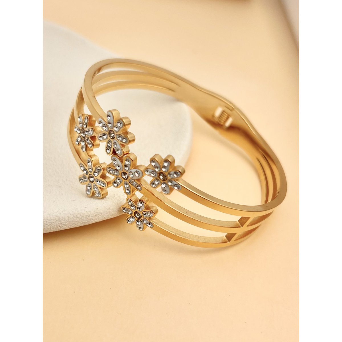 Bracelet jonc doré en acier inoxydable avec fleurs strassées